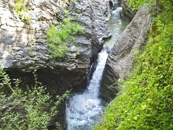 Водопад между скал. Северный Кавказ — стоковое фото