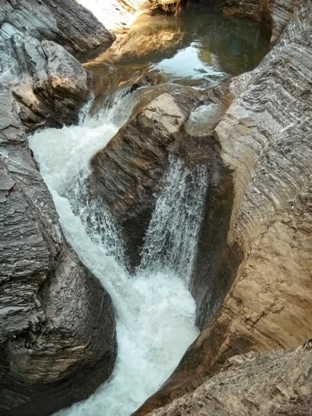 Vesiputous kivien välissä. Pohjois-Kaukasian luonto — kuvapankkivalokuva