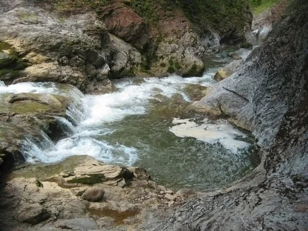 Vízesés a sziklák között. északi caucas természet — Stock Fotó