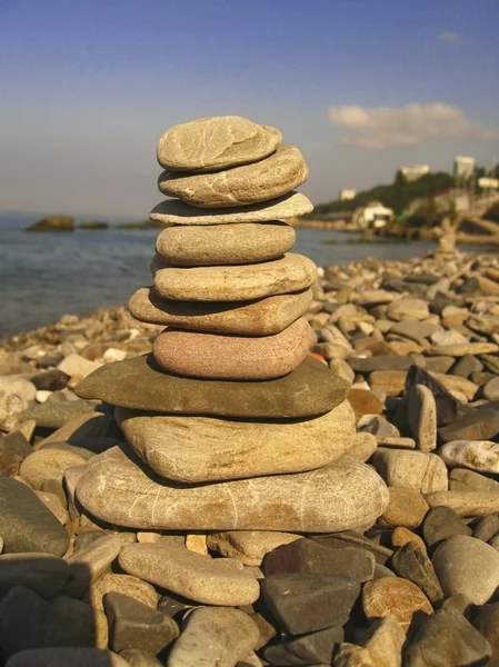 Deniz kıyısı üzerinde dengeli taşlar — Stok fotoğraf
