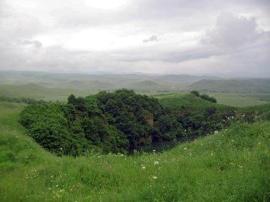 Kafkas Dağları yaz arasında küçük bir göl