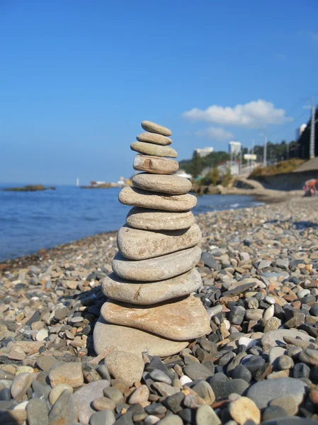 Збалансовані камені на березі моря — стокове фото
