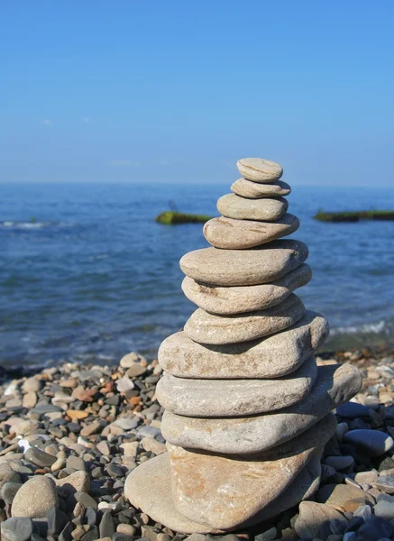 Deniz kıyısı üzerinde dengeli taşlar — Stok fotoğraf