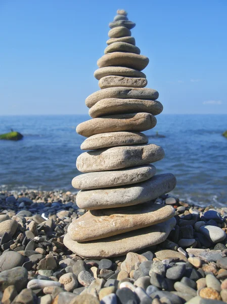 Сбалансированные камни на берегу моря — стоковое фото