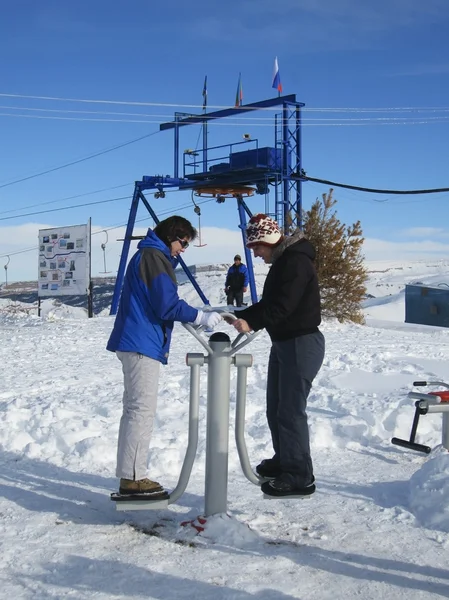 Dvě dívky, školení na zimní lyžařské přístroje — Stock fotografie