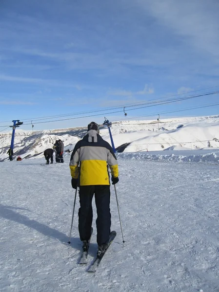 Muž na lyžích jede na lyže. Zimní sporty — Stock fotografie