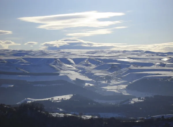 ภูเขา Caucasus ภายใต้ดวงอาทิตย์ขนาดใหญ่และเมฆ — ภาพถ่ายสต็อก