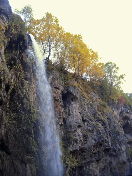 Cachoeiras de mel. O Cáucaso do Norte viaja. O Outono — Fotografia de Stock