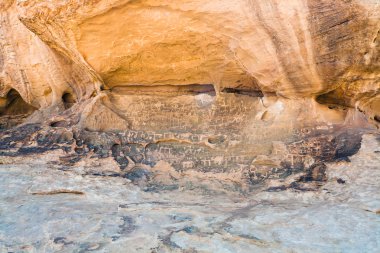 wadi rum tatlı olarak kumtaşı kaya petroglifler