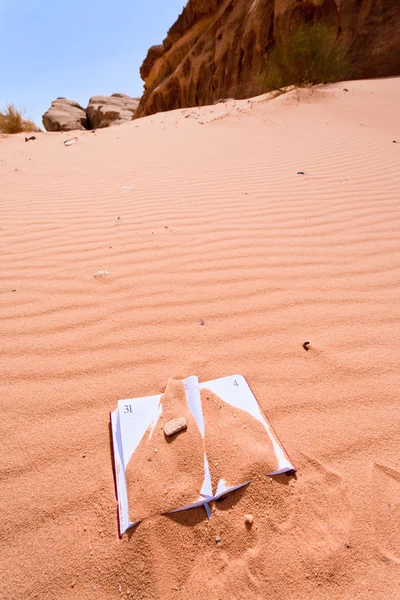 Büronotizbuch im roten Wüstensand — Stockfoto