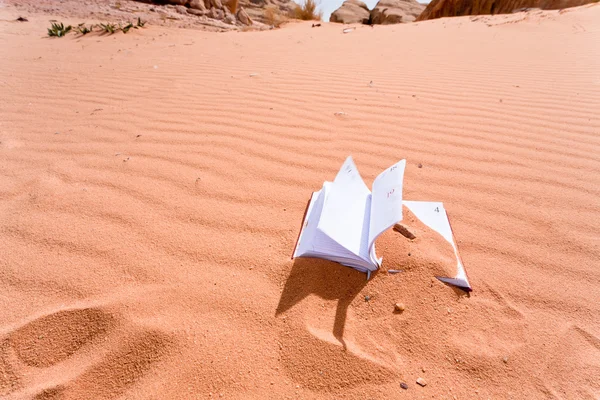 Caderno em duna de areia vermelha de sobremesa — Fotografia de Stock