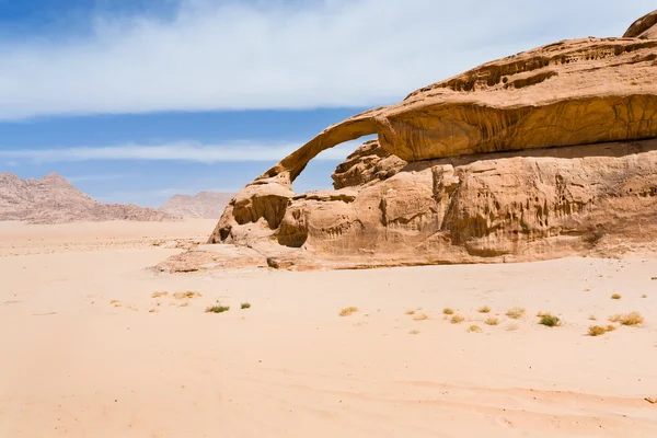 Pedra de areia de ponte na sobremesa Wadi Rum — Fotografia de Stock