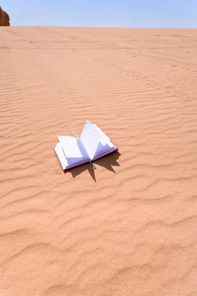 Notebook in sand dune dessert — Stock Photo, Image