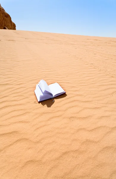 Notebook in zandduin woestijn — Stockfoto