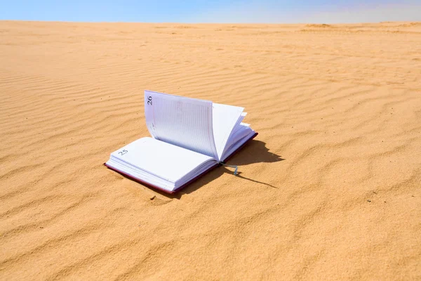 Notebook in zandduin woestijn — Stockfoto