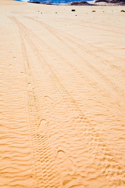 Spuren auf Sandoberfläche in der Wüste — Stockfoto