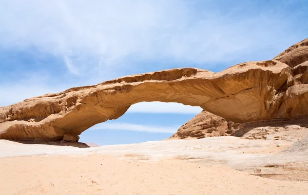 Sandsten Bridge rock i Wadi Rom dessert - Stock-foto