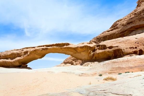 Zandsteen brug rots in wadi rum woestijn — Stockfoto