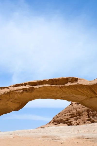 Roccia del ponte di arenaria nel dessert Wadi Rum — Foto Stock