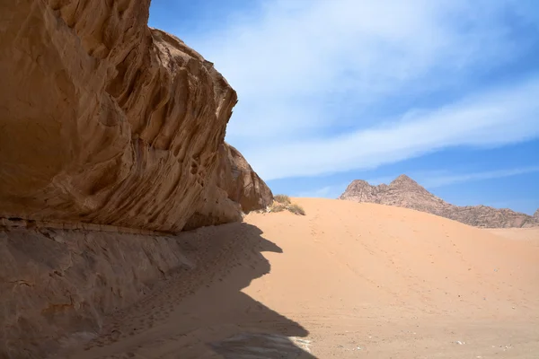 Zandsteenrotsen in wadi rum woestijn — Stockfoto