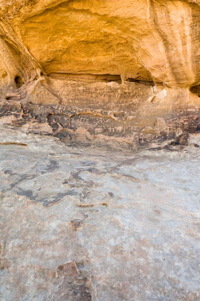 Petróglifos em pedra de arenito na sobremesa Wadi Rum — Fotografia de Stock