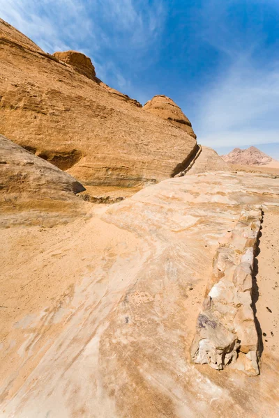 Entwässerter Wasserkanal in Sandsteinfelsen der Wüste Wadi Irum — Stockfoto