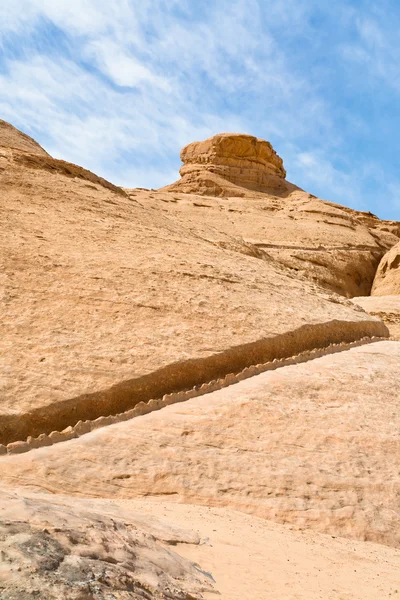 Canal de água drenado em rochas de arenito da sobremesa Wadi Rum — Fotografia de Stock