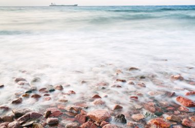 taş beach okuma deniz günbatımı üzerinde Arnavut kaldırımı.