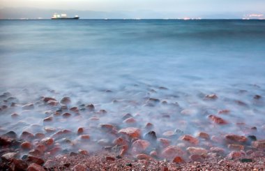 kızıl denizde kuru yük gemisini, gece, Akabe port yakınındaki