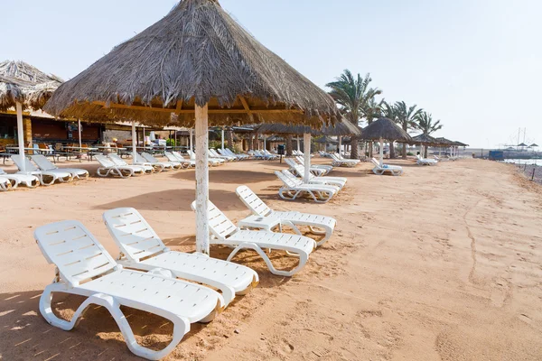 Plastic beach beds on coral bay in Aqaba — Stock Photo, Image