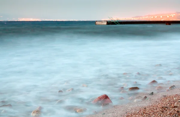 Pier in de Rode Zee op de late avond in de buurt van Aqaba stad — Stockfoto