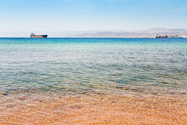 Vista sulla montagna di Israele attraverso il Mar Rosso dal porto di Aqaba — Foto Stock