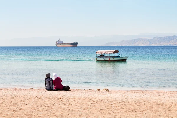 Sur la plage urbaine dans la ville d'Aqaba — Photo