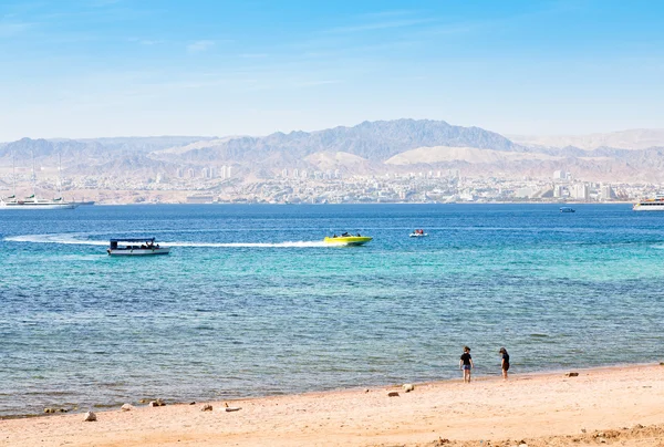 Praia municipal de Aqaba e vista para a cidade de Eilat — Fotografia de Stock