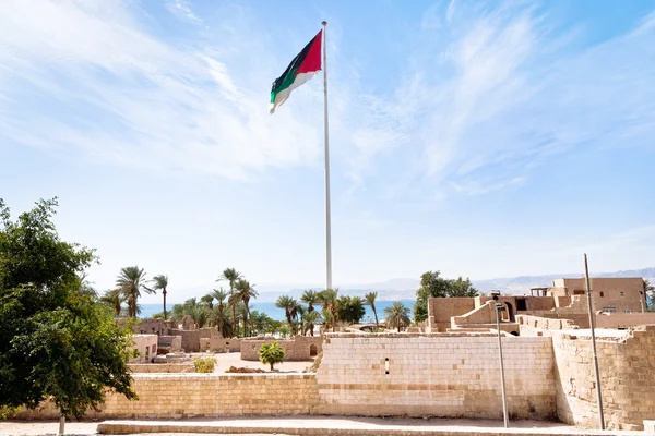 De vlaggenmast aqaba onder ruïnes van middeleeuwse Mamelukken fort — Stockfoto