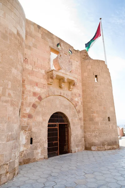 Άκαμπα κονταριού σημαίας υπό mamluks μεσαιωνικό φρούριο — Φωτογραφία Αρχείου