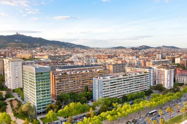 Görünüm diagonal Caddesi barcelona ve tibidabo Dağı