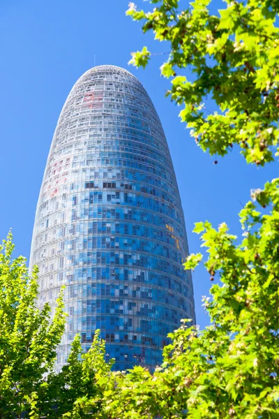Das hochhaus torre agbar in barcelona — Stockfoto