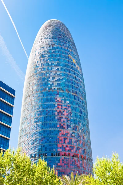 Das hochhaus torre agbar in barcelona — Stockfoto