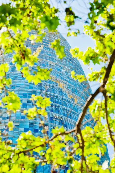 Feuilles vert printemps et gratte-ciel Torre Agbar à Barcelone — Photo