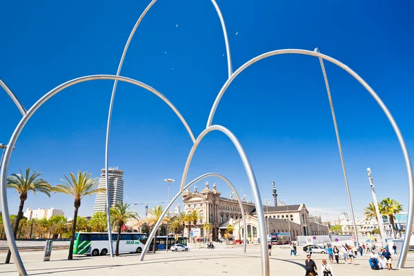 Вид на Морской музей с площади Placa de les Drassanes, Барселона — стоковое фото