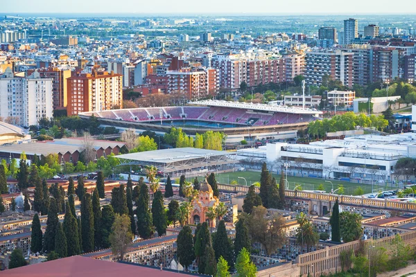 mezarlık ve barcelona futbol stadyumuna alanlarını görüntüleyin