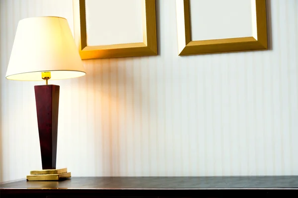 전기 램프와 블랙 가죽 테이블 — 스톡 사진