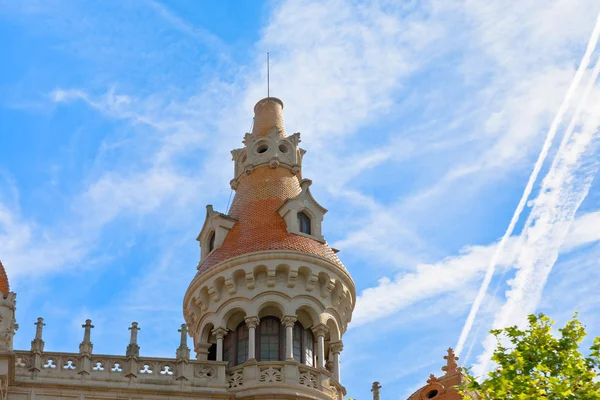 Keramische dak van art nouveau gebouw in barcelona — Stockfoto