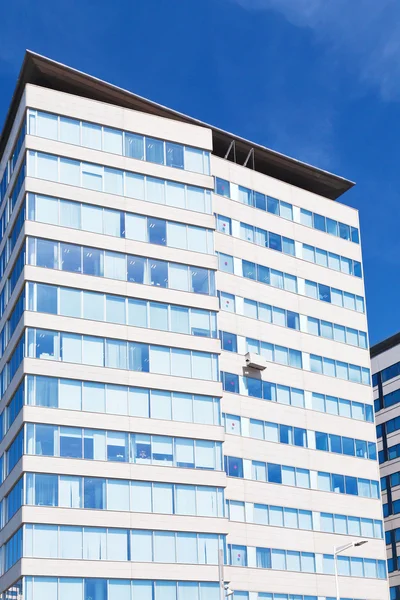 Modernes mehrstöckiges Gebäude unter blauem Himmel — Stockfoto