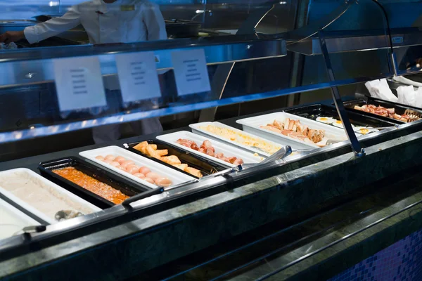 Selfservice buffet met warm ontbijt — Stockfoto