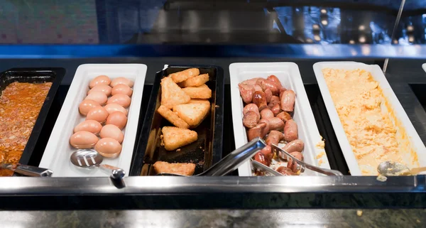 Samoobslužný bufet s teplou snídani — Stock fotografie
