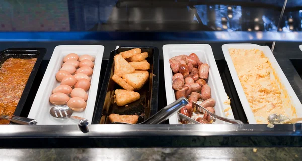 Selfservice buffet met warm ontbijt — Stockfoto