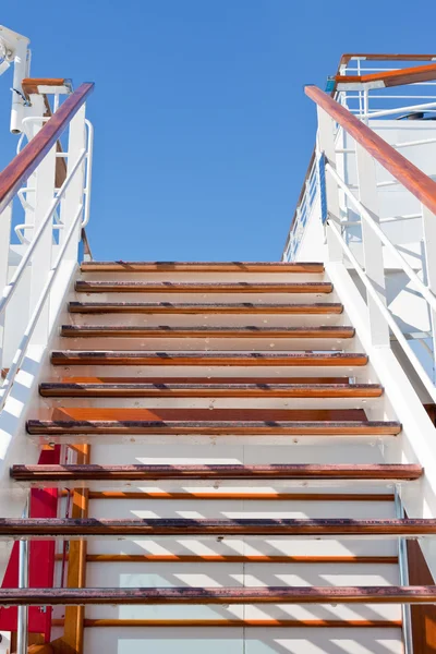 Wooden steps and blue sky — Stock Photo, Image