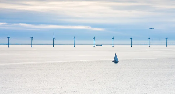 Морская ветряная электростанция ранним утром — стоковое фото